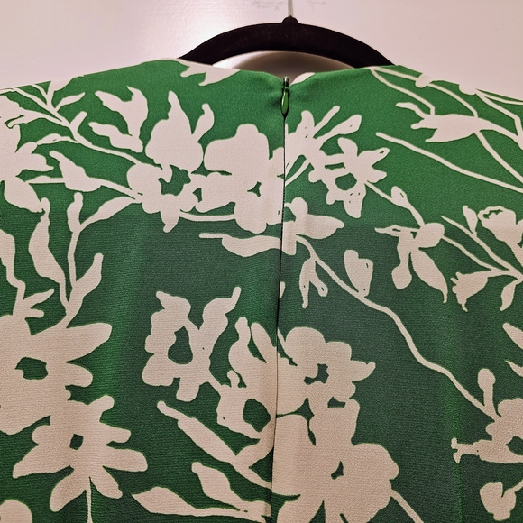 Maggie London Green Floral Ruched V-Neck Fit & Flare Dress Size 2 Short Sleeve - Picture 7 of 7